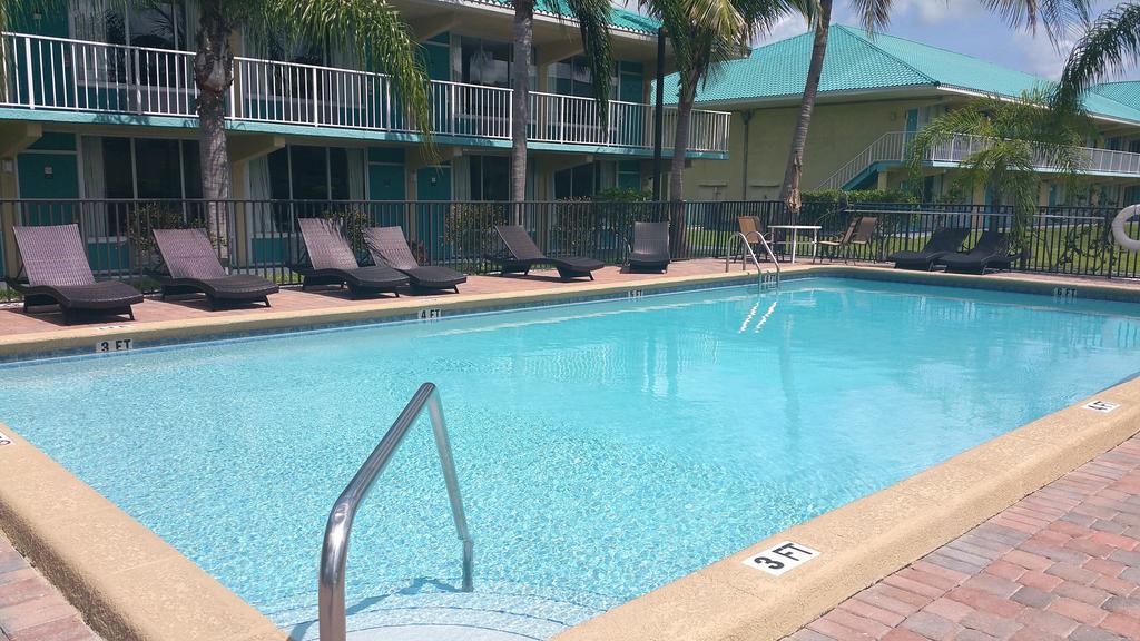 Days Inn By Wyndham Fort Pierce Midtown Экстерьер фото