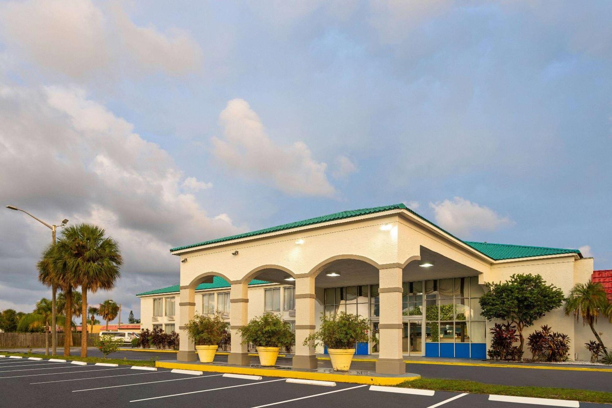 Days Inn By Wyndham Fort Pierce Midtown Экстерьер фото