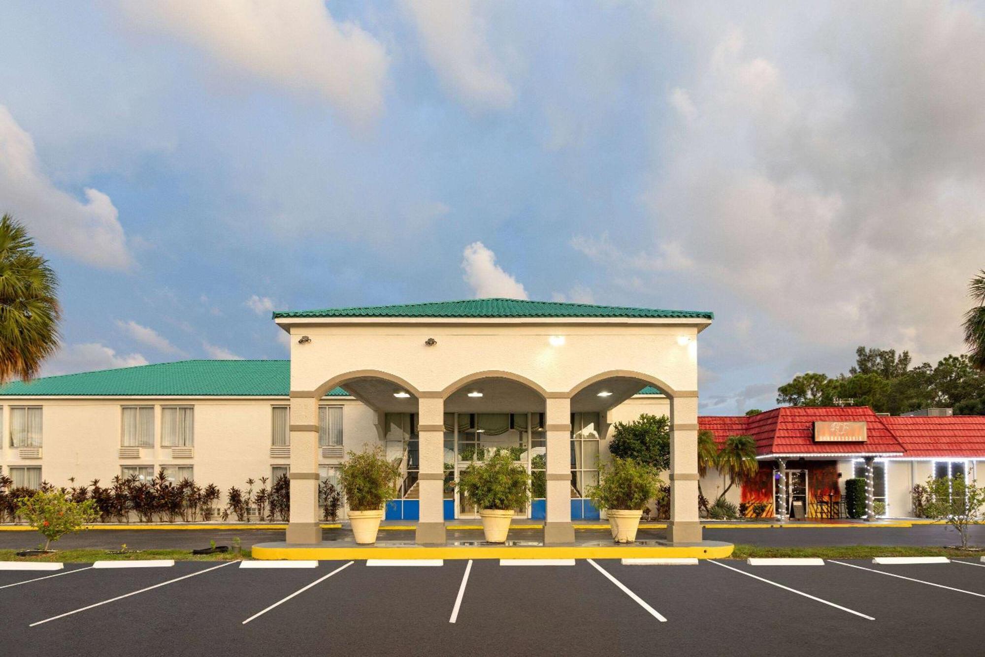 Days Inn By Wyndham Fort Pierce Midtown Экстерьер фото